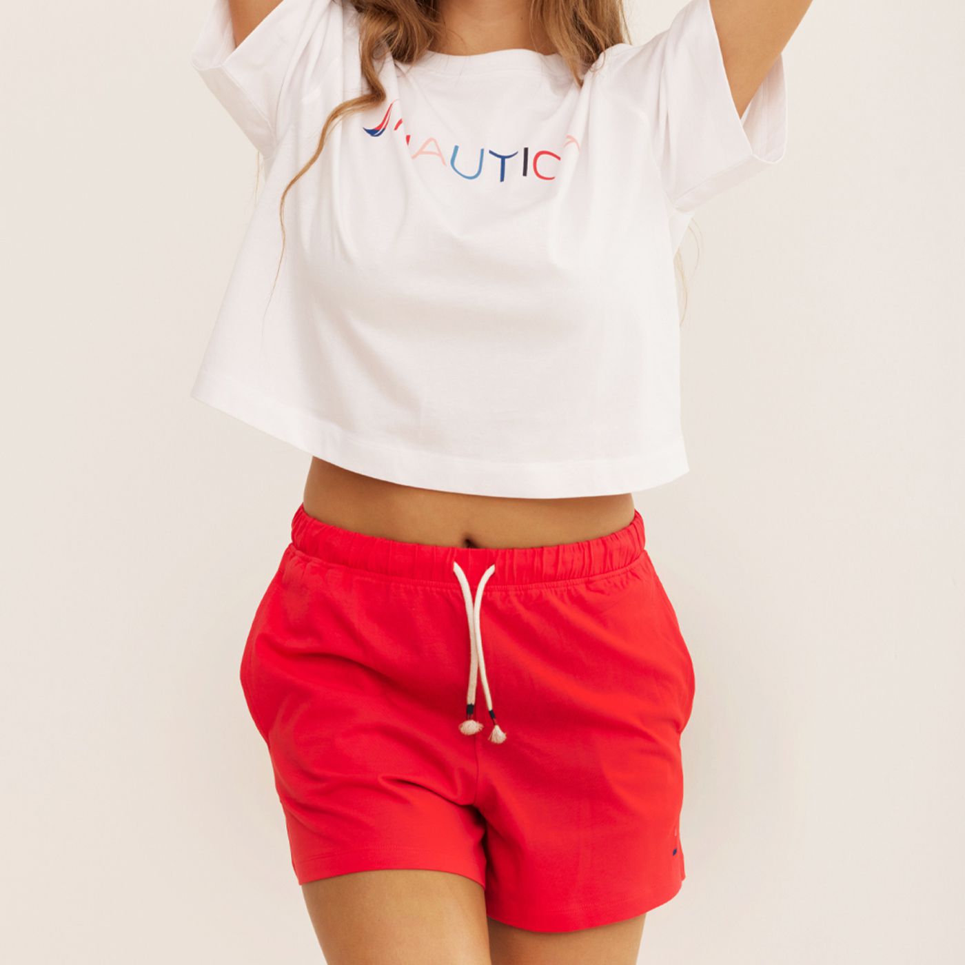 חולצת טי בגזרת קרופ