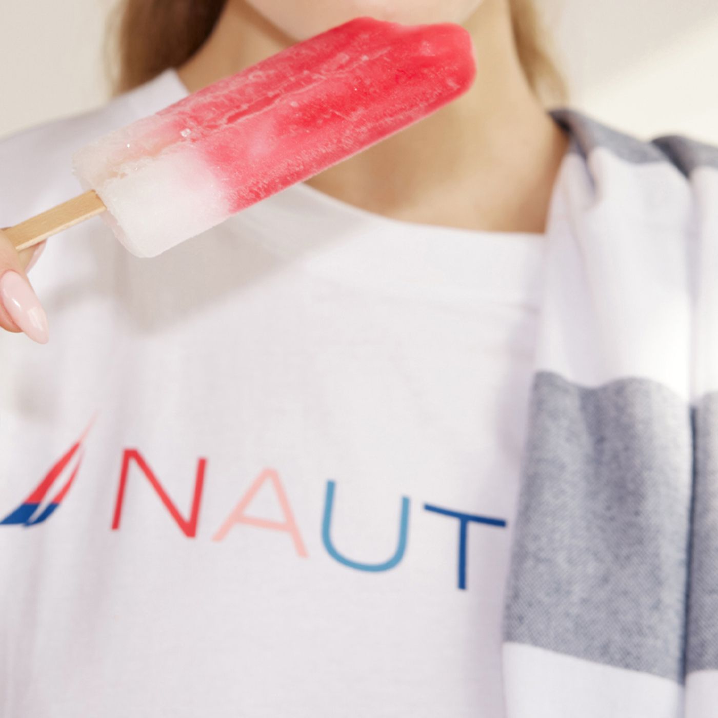 חולצת טי בגזרת קרופ